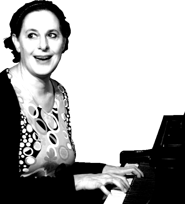 Marie Mandelbaum am Klavier. Sie blickt lächelnd nach links.