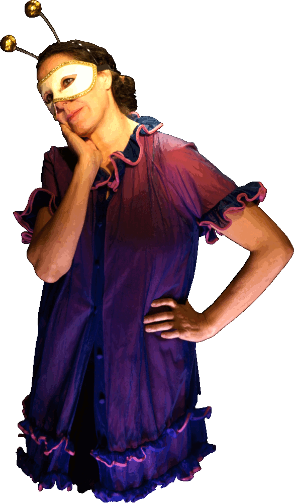 nachdenkliche weibliche Figur mit luftigem violettem Kleidchen, heller Augenmaske und goldenen Spiralfühlern